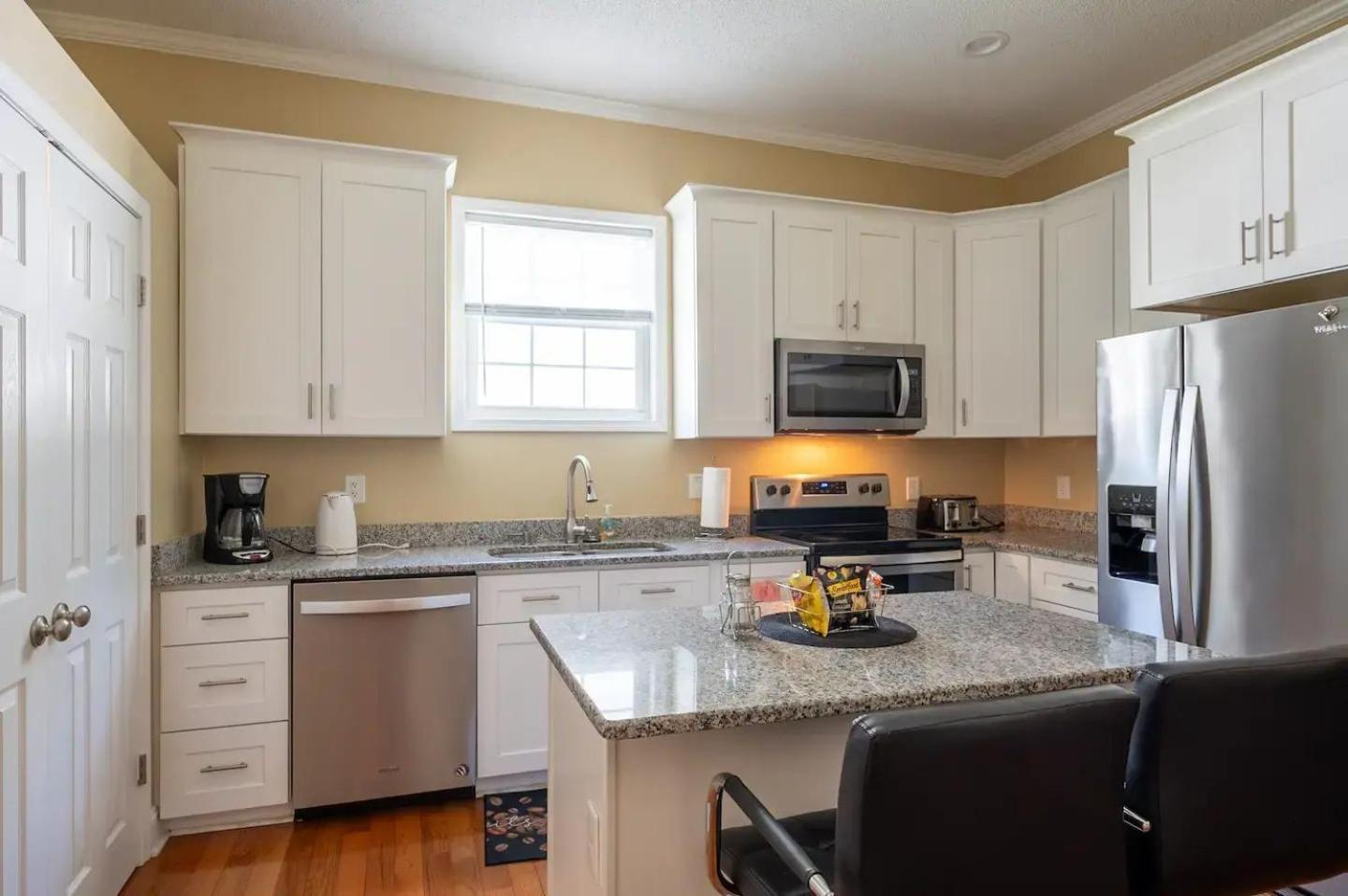 Modern 3-Bedroom, Big Fence Yard, Pets Stay Free Durham Luaran gambar